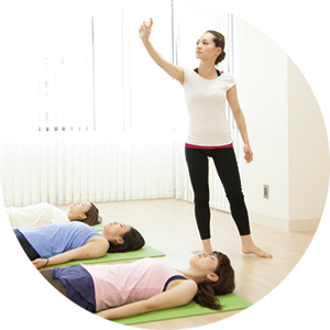 血行促進や自律神経に作用するアロマの作用をヨガに取り入れる